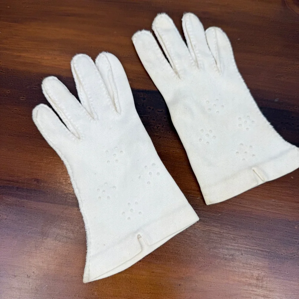 Vintage Cream Whipstitch Wrist Length Gloves Floral Raised Dot Embroidery Fair